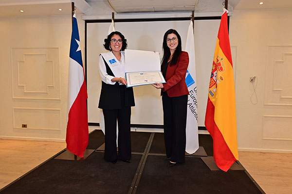 Entrega de títulos en Chile 